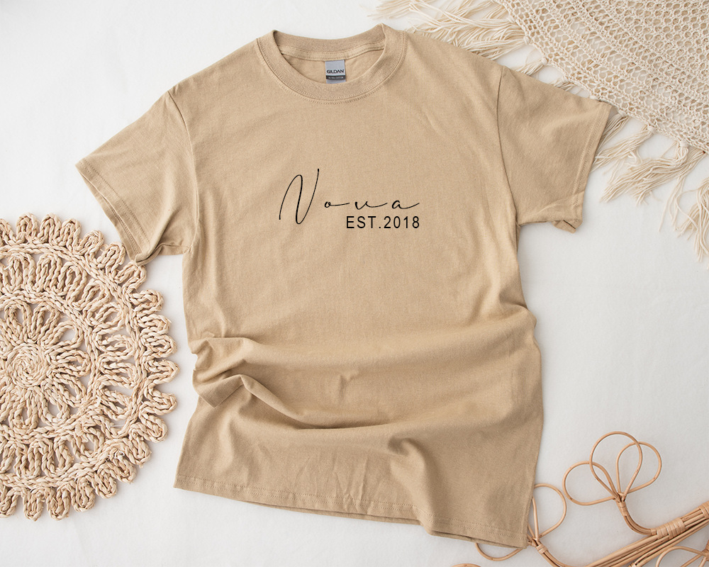 Bonvibes-Giftshop T-shirt met naam | Geboortejaar kleur sand